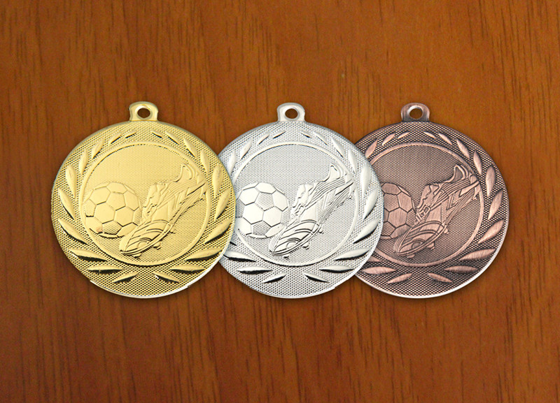 medal 50 mm pi�ka no�na - br�zowy puchary statuetki medale