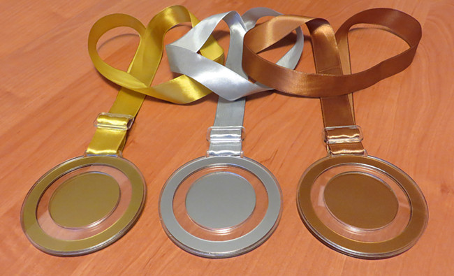 medal 90mm plexi ze wst��k� na wklejk� 50mm br�zowy puchary statuetki medale